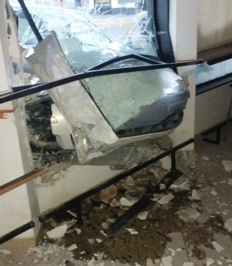 Así quedó el vehículo incrustado dentro del comercio. Así quedó el vehículo incrustado dentro del comercio.