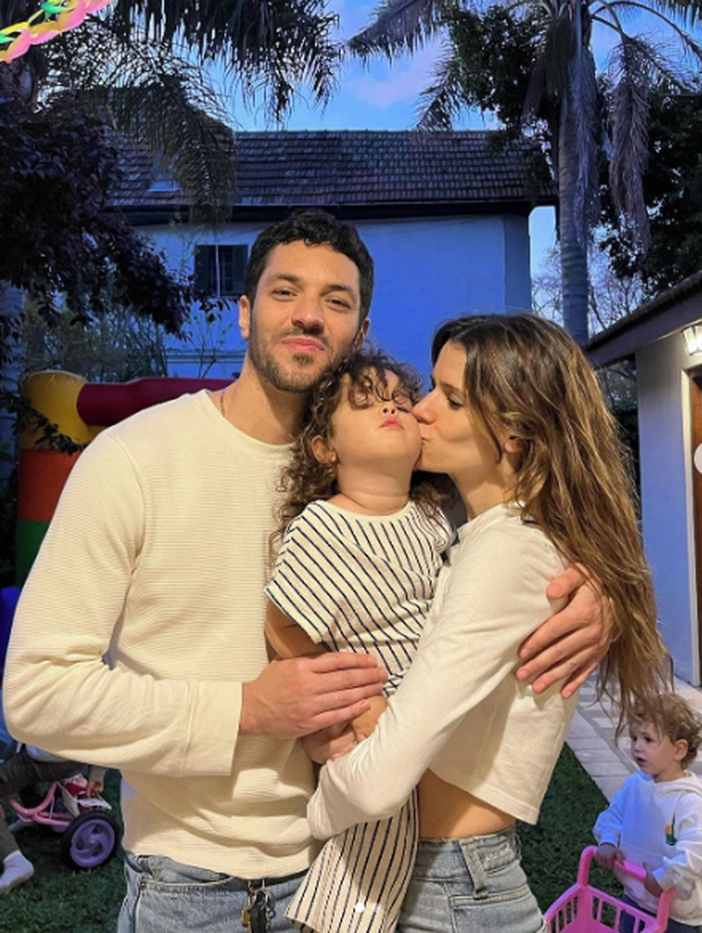 Violeta Urtizberea y Juan Ingaramo estpan juntos hace 8 años y son papás de Lila, de 3. Pero no se quieren casar por un increíble motivo. Violeta Urtizberea y Juan Ingaramo estpan juntos hace 8 años y son papás de Lila, de 3. Pero no se quieren casar por un increíble motivo.