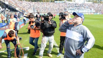 el regalo de gimnasia a los hinchas: sigue maradona el regalo de gimnasia a los hinchas: sigue maradona
