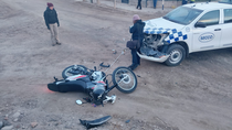 fuerte choque entre una camioneta petrolera y una moto: un joven termino con una fractura