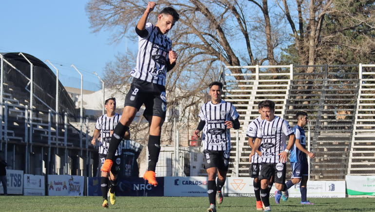 Acevedo festeja el segundo de Cipolletti. Fotos: Anahí Cárdena&nbsp;