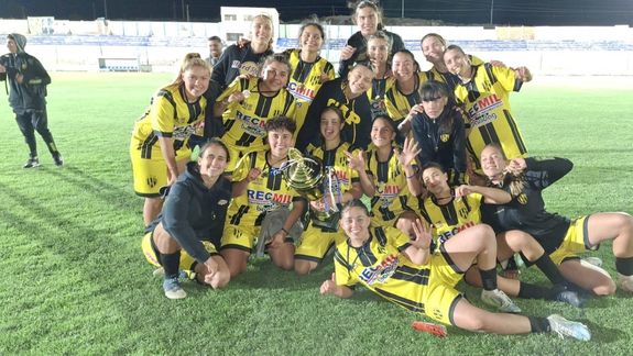 El plantel de primera de Pacífico celebrando el título. Foto: facebook del Club Pacífico&nbsp;