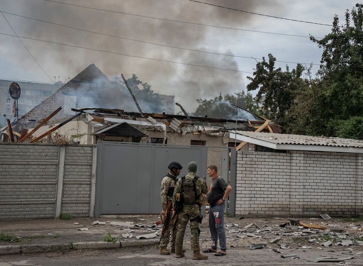Miembros de la unidad de voluntarios extranjeros que lucha en el ejército ucraniano toman posiciones, mientras continúa el ataque de Rusia a Ucrania, en Severodonetsk, región de Luhansk Ucrania 2 de