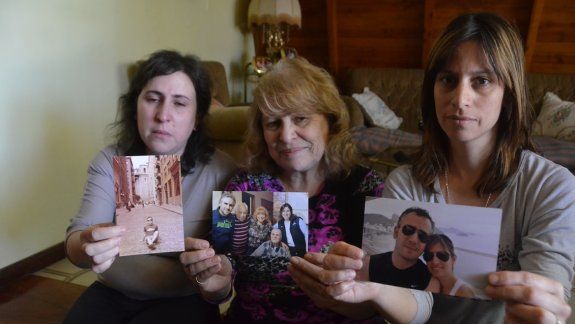 Georgina, Liliana y Lucrecia están angustiadas por la falta de respuestas. Sus expresiones mezclan desesperanza y bronca. Al dueño de la zapatería La Eco lo mataron en una entradera.