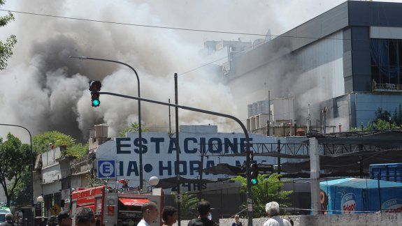 El fuego se inició en un sector de utilería y provocó una densa humareda. Los bomberos trabajaron durante horas.