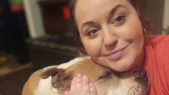 La víctima, de 38 años, intentaba defender a su mascota de la agresión de un perro callejero. La víctima, de 38 años, intentaba defender a su mascota de la agresión de un perro callejero.