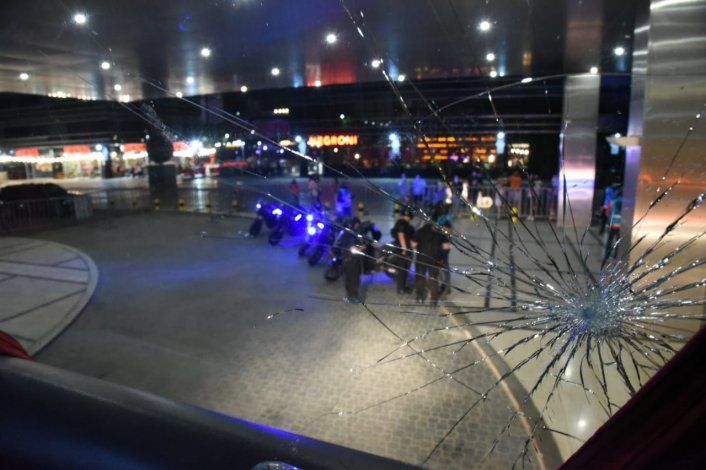 Santos denunció que apedrearon el micro, pero el chofer dijo que fue una rama