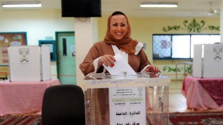Una mujer saudí votando el sábado por primera vez en su vida.