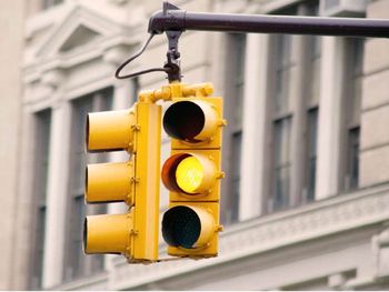 Expertos aclaran el dilema de cruzar el semáforo con la luz amarilla.