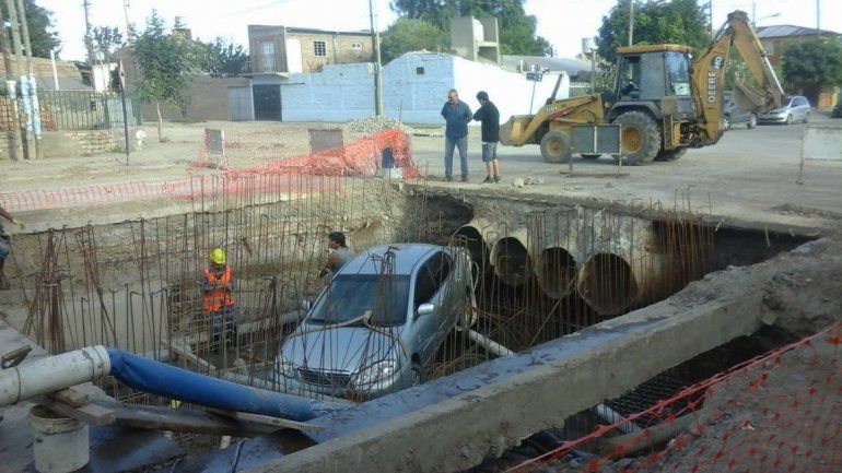 Iba distraído y cayó con su auto  a un gran desagüe