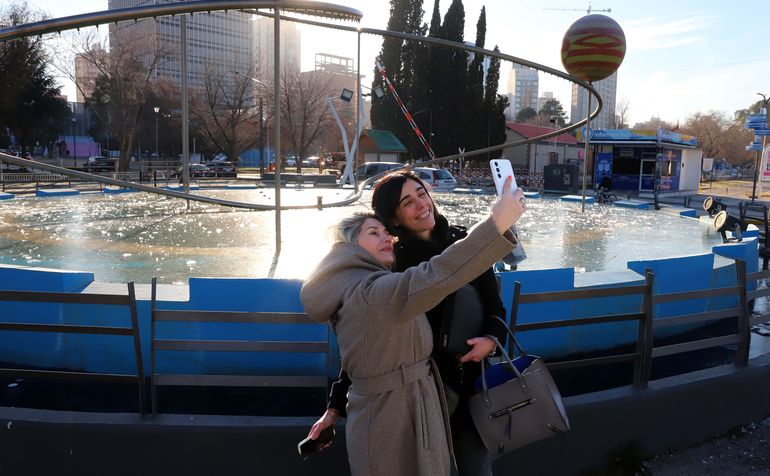 La ola polar también llegó a la Capital de Neuquén con fuentes congeladas que se convirtieron en paisajes preferidos para las selfies. La ola polar también llegó a la Capital de Neuquén con fuentes congeladas que se convirtieron en paisajes preferidos para las selfies.