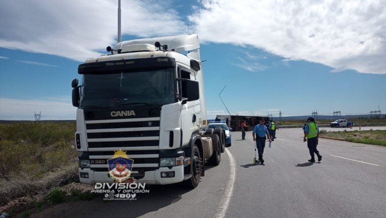 Un camionero brasilero volcó en la ex Autovía y se salvó de milagro