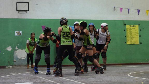 Al impulso del roller derby le falta espacio