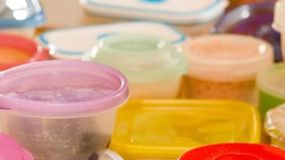 Con un simple tupper y un par de trucos podés renovar tu jardín. | LM Neuquen Con un simple tupper y un par de trucos podés renovar tu jardín.