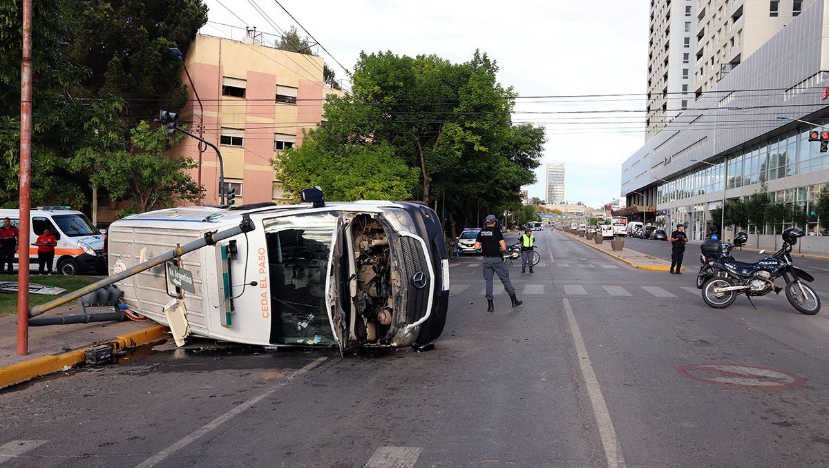 Choque y vuelco de una ambulancia: cómo están los seis heridos