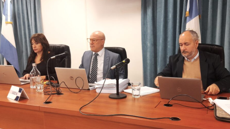 Los jueces Mauricio Macagno y Federico Sommer, junto a la jueza Liliana Deiub, respaldaron el pedido de la defensa de J. R. para que se anule la prisión preventiva. | LM Neuquen Los jueces Mauricio Macagno y Federico Sommer, junto a la jueza Liliana Deiub, respaldaron el pedido de la defensa de J. R. para que se anule la prisión preventiva.
