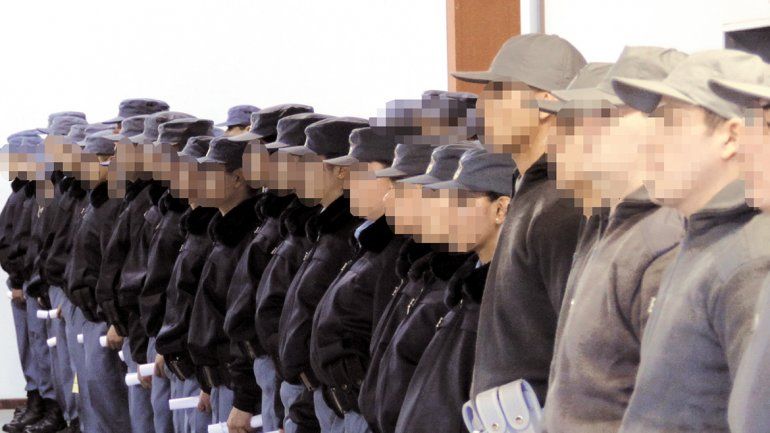 Se graduó de policía pero lo echaron por una lesión