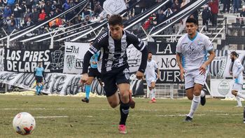 Fernando Pettineroli, extremo por la derecha de Cipolletti. Fernando Pettineroli, extremo por la derecha de Cipolletti.