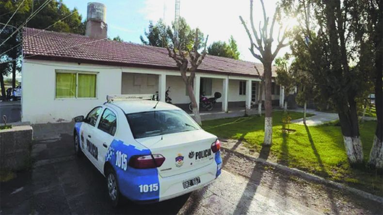 El ladrón fue apresado por un policía de franco y entregado a sus pares de la Comisaría Cuarta. | LM Neuquen El ladrón fue apresado por un policía de franco y entregado a sus pares de la Comisaría Cuarta.