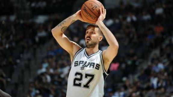 Lapro se la jugó y logró meterse en el plantel de los Spurs.
