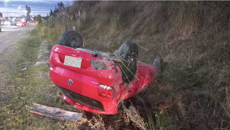 Vuelco en Ruta 7 en el acceso a Neuquén: ¿qué le pasó al conductor?