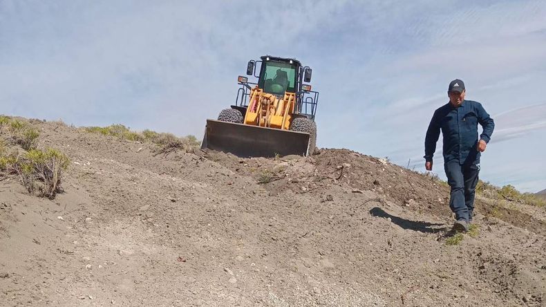 Los equipos de Vialidad Provincial trabajaron durante cuatro dias para abrir un camino vehicular. | LM Neuquen Los equipos de Vialidad Provincial trabajaron durante cuatro dias para abrir un camino vehicular.