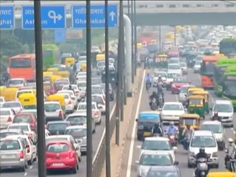 Los autos de gasolina con más de 15 años de antigüedad y los diésel con más de 10 no podrán cargar combustible en Nueva Delhi. Los autos de gasolina con más de 15 años de antigüedad y los diésel con más de 10 no podrán cargar combustible en Nueva Delhi.