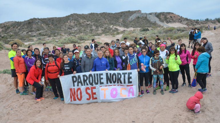 Vecinos de Rincón de Emilio ayer hicieron una marcha para pedir que frenen los movimientos de tierra. Advierten que es un área protegida.