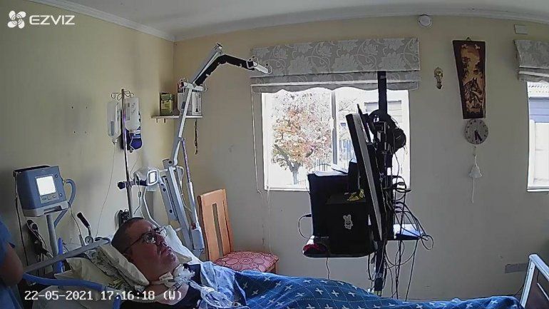 Juan Pablo frente a la computadora. La imagen es de una cámara que tiene en la habitación.