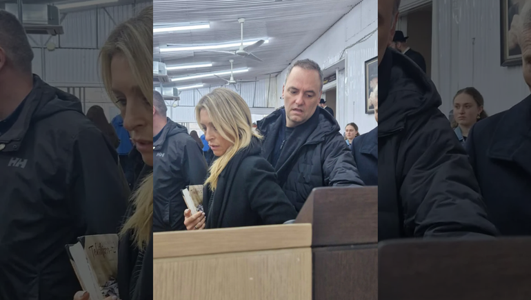 El funcionario fue cuestionado por la presencia de su esposa en un vuelo oficial junto al presidente Javier Milei.