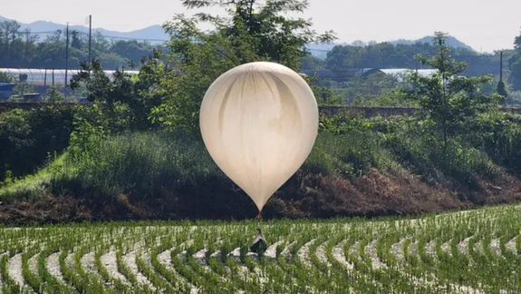 Uno de los globos norcoreanos cae sobre territorio de Corea del Sur.