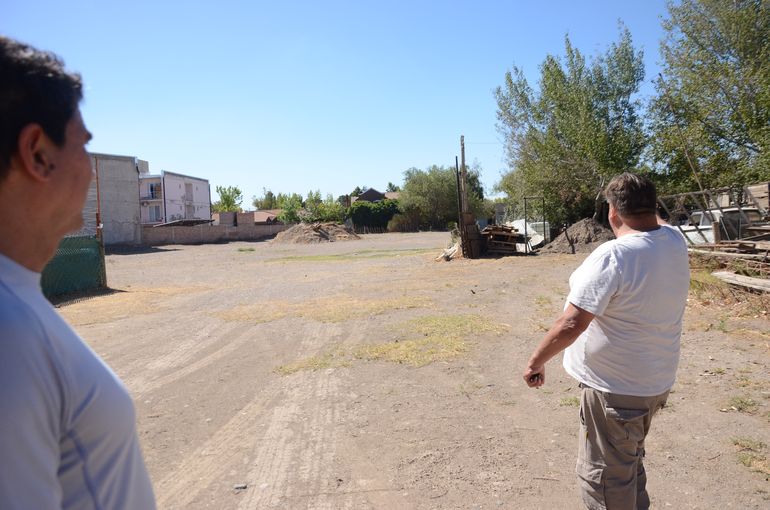 El terreno de Bucarey abarca casi toda una manzana y durante la Fiesta de la Confluencia lo utiliza como estacionamiento: “Como nos ven laburantes y tenemos una casa humilde, llegan los vivos de corbata y te dice ‘Te doy 8, 10 millones. Sabés lo que es eso’. Y siempre les digo que para mí eso es un vuelto