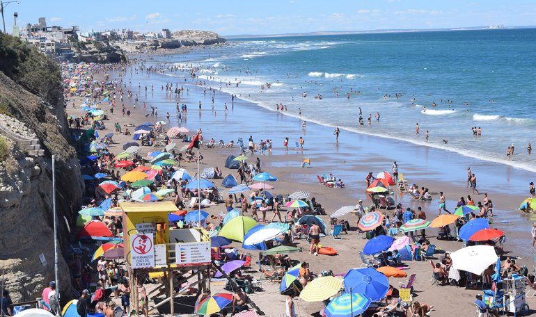 La playa se volvió a vestir con el color del verano. Estiman que la ocupación llega al 80%. El lunes caería.