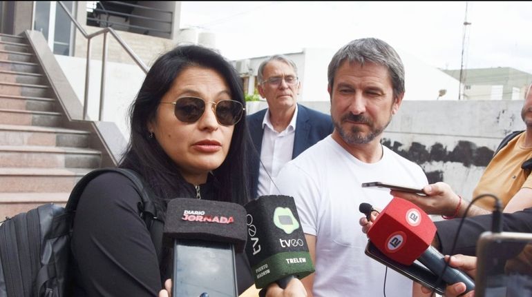 Gladys Olavarría junto a Gerardo Merino: la abogada habló con los medios luego de la presentación del intendente de Trelew en la Justicia. Gladys Olavarría junto a Gerardo Merino: la abogada habló con los medios luego de la presentación del intendente de Trelew en la Justicia.