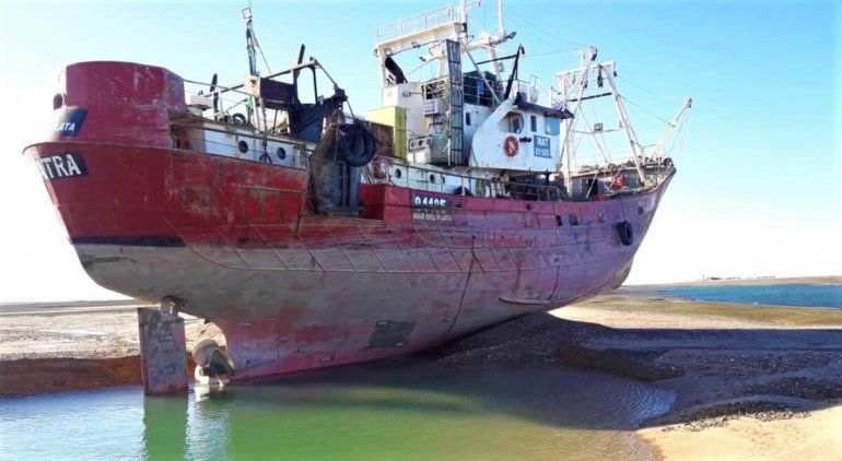 La baja de marea sorprendió a un buque pesquero en San Antonio Oeste