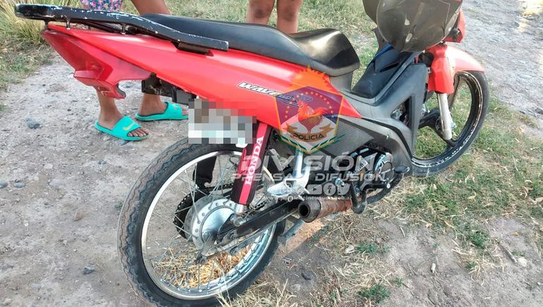 Iban en una moto sin patente y los detuvieron: era robada