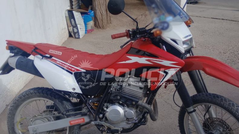 La moto secuestrada por la Policía durante un allanamiento | LM Neuquen La moto secuestrada por la Policía durante un allanamiento