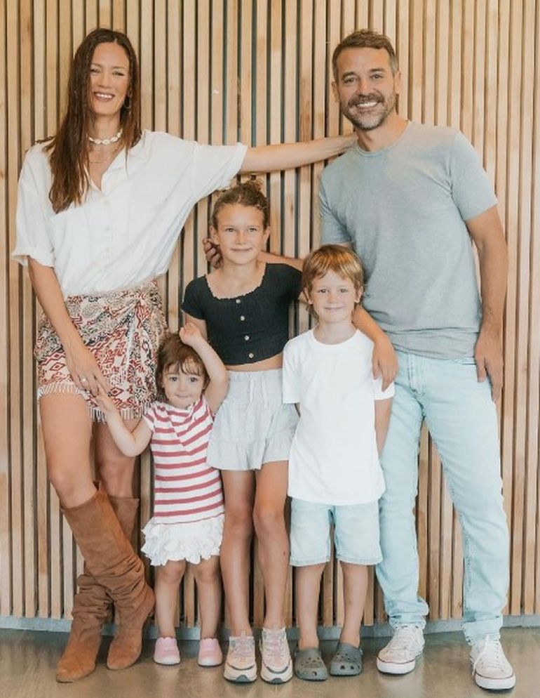 Paula Chaves y Pedro Alfonso con sus hijos, Olivia, Baltazar y Filipa. Paula Chaves y Pedro Alfonso con sus hijos, Olivia, Baltazar y Filipa.