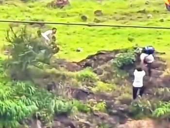 El joven arrastró a su padre en la caída por el acantilado cuando intentaba rescatarlo. El joven arrastró a su padre en la caída por el acantilado cuando intentaba rescatarlo.