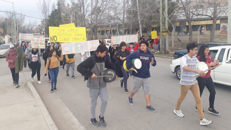 CPEM 25: estudiantes siguen con el reclamo y el personal no quiere retomar las clases