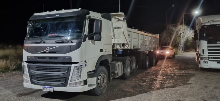 El chofer manifestó llevar arena desde la localidad pampeana de La Reforma, hacia Cipolletti. El chofer manifestó llevar arena desde la localidad pampeana de La Reforma, hacia Cipolletti.