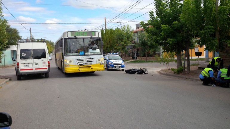 Motochorros robaron una cartera y chocaron contra un colectivo cuando escapaban