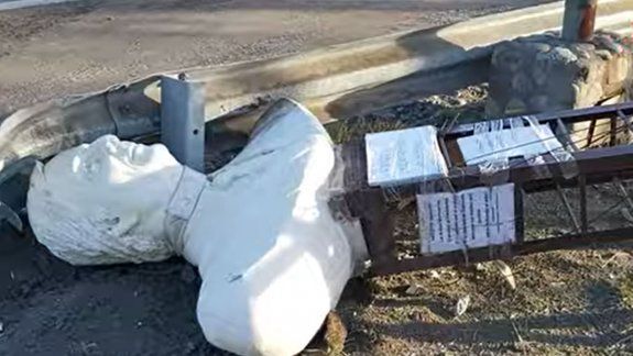 Vándalo intentó decapitar el busto de Kirchner y lo tiraron sobre la Ruta 40