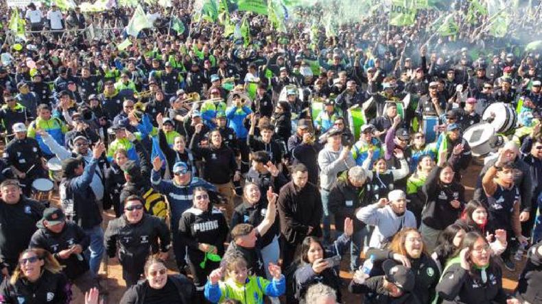 Una asamblea de trabajadores de la construcción en Vaca Muerta. | LM Neuquen Una asamblea de trabajadores de la construcción en Vaca Muerta.