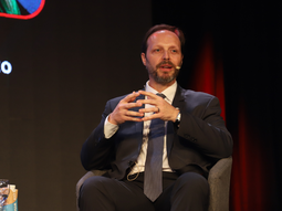 Sergio Mengoni, CEO de TotalEnergies Argentina, durante su intervención en el evento Vaca Muerta Insights 2026, donde ratificó el compromiso de largo plazo de la compañía en el país. Sergio Mengoni, CEO de TotalEnergies Argentina, durante su intervención en el evento Vaca Muerta Insights 2026, donde ratificó el compromiso de largo plazo de la compañía en el país.