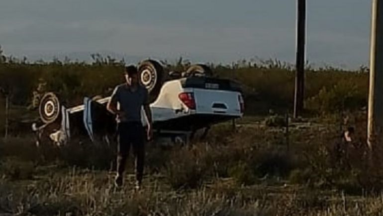 Dos trabajadores volcaron su camioneta en la Ruta 51