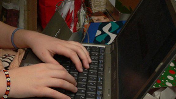 La notebook no arrancaba y tocó el transformador, que le dio la descarga.