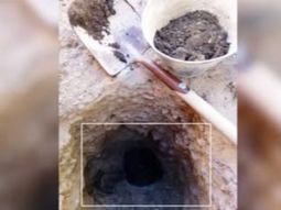 El pozo en el fondo de una casa del barrio Km 5 en Comodoro Rivadavia, cuna de la industria hidrocarburífera nacional. El pozo en el fondo de una casa del barrio Km 5 en Comodoro Rivadavia, cuna de la industria hidrocarburífera nacional.