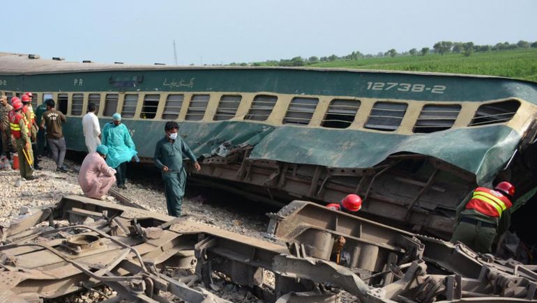 Trágico accidente de tren en Pakistán: más de 30 muertos.