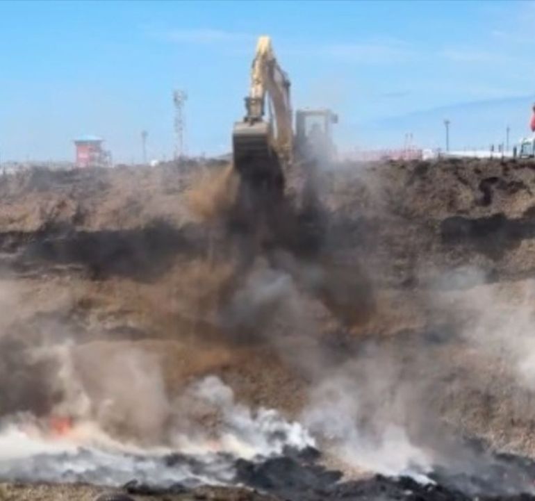 Protección Civil de Río Gallegos aportó una topadora con pala mecánica para combatir las llamas con tierra de la ex cantera municipal. Protección Civil de Río Gallegos aportó una topadora con pala mecánica para combatir las llamas con tierra de la ex cantera municipal.